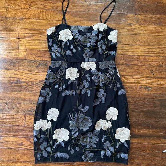 Lulus Dresses & Skirts - Lulus Floral Embroidery Dress M